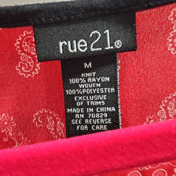Rue 21 Shirt 1/2 sleeve red black bandana look - Picture 4 of 5